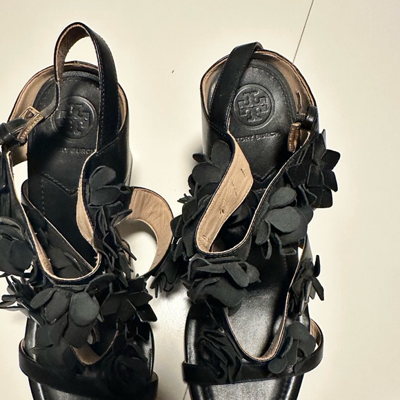 Flower Strap Tory Burch Heels. - Picture 2 of 5